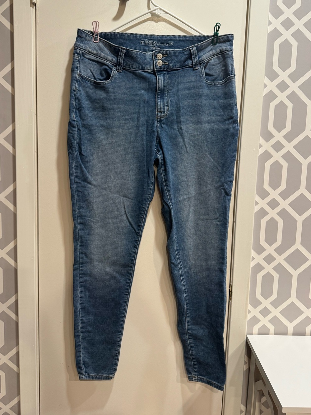 Maurices Size 18 Women's Skinny Jeans in Medium Blue Wash